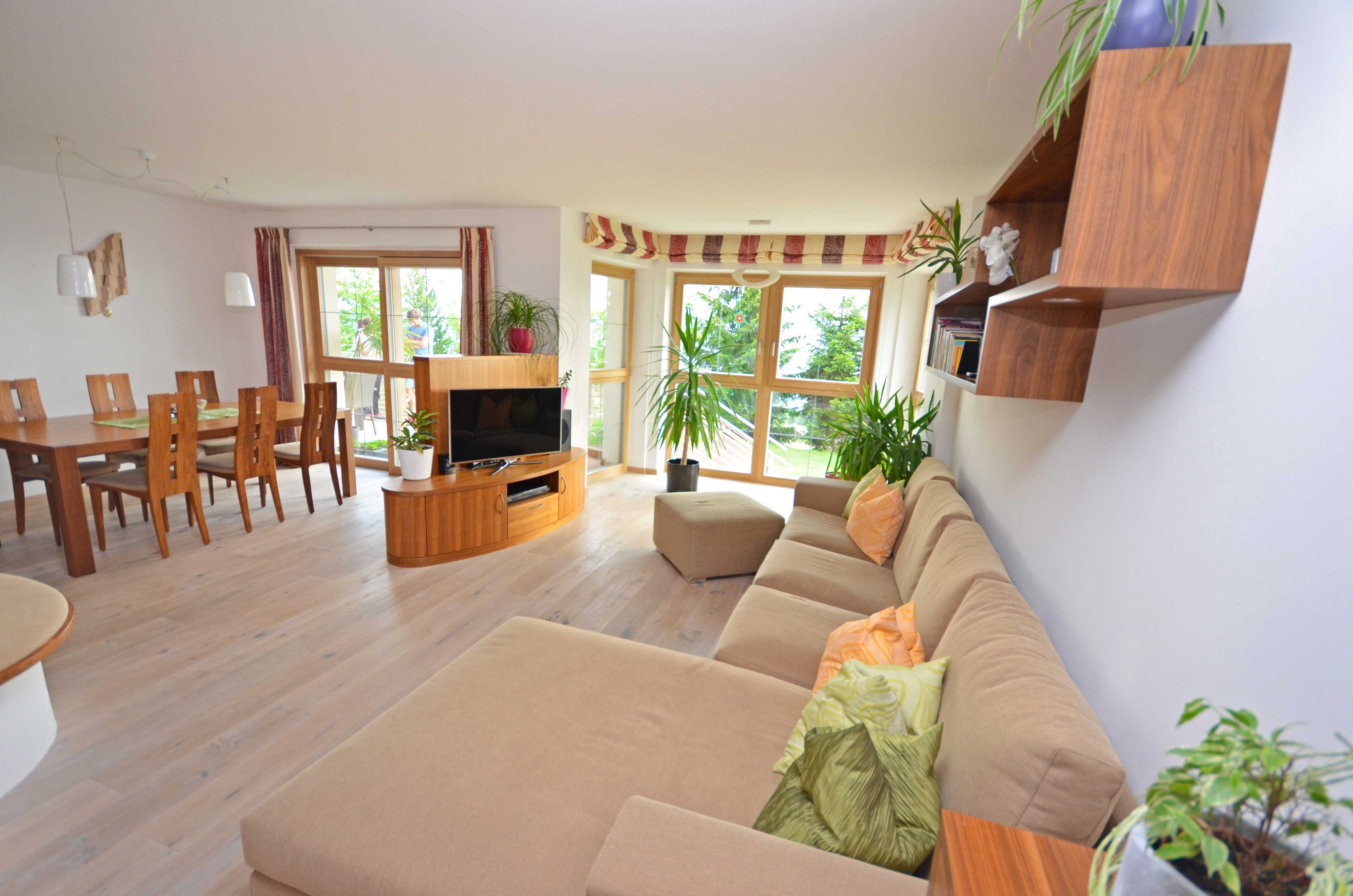 Schönes geräumiges Wohnzimmer mit Couch und Kissen in verschiedenen Farben