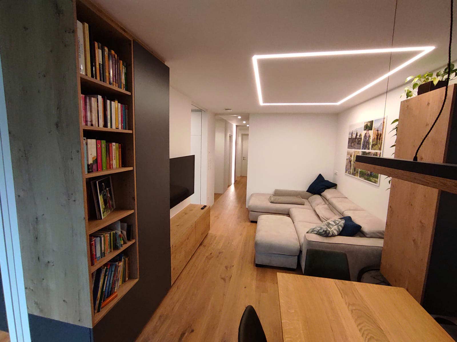 Schönes Wohnzimmer mit Couch und Bücherregal
