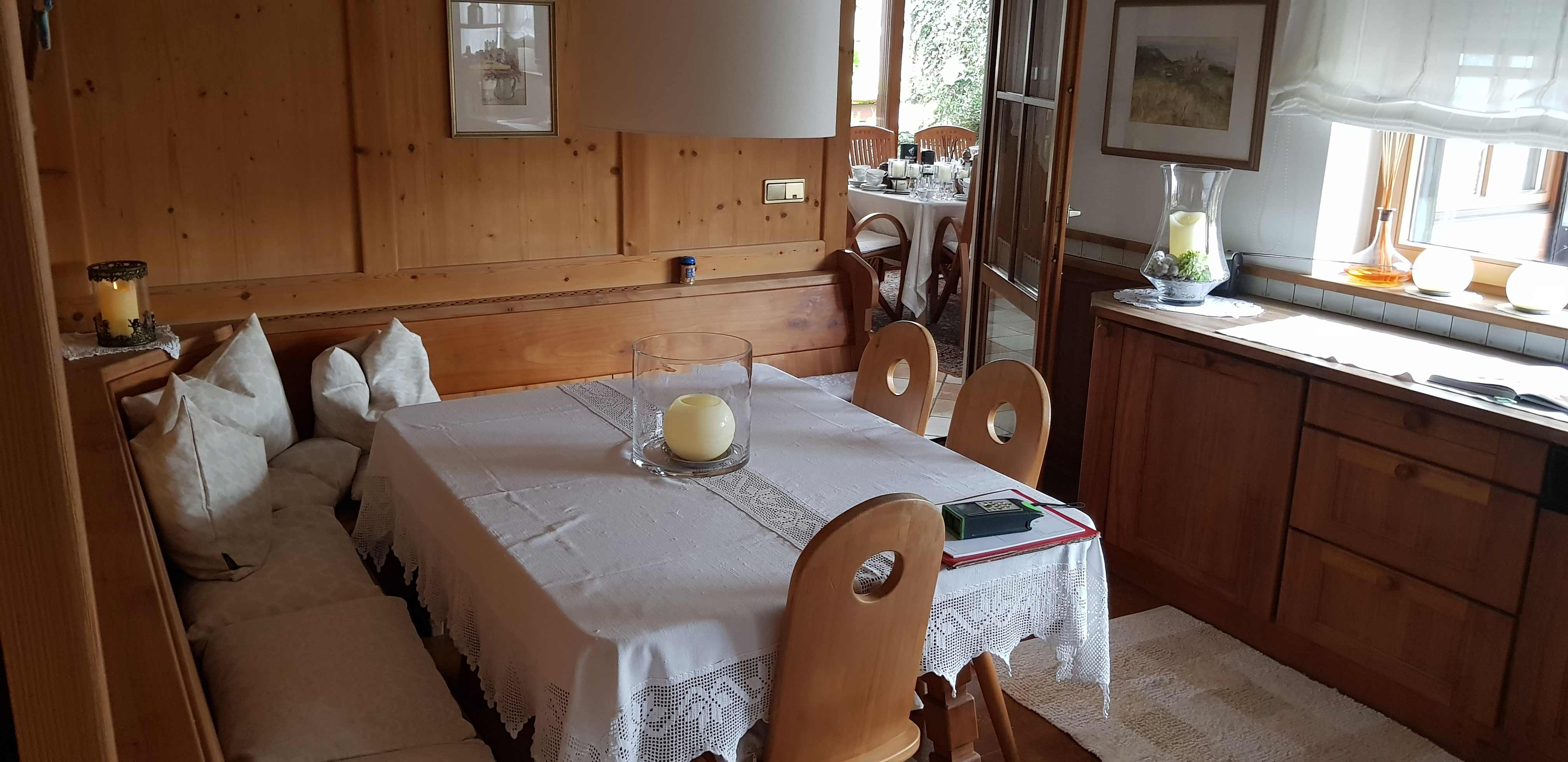 Schöner Küchentisch aus Holz