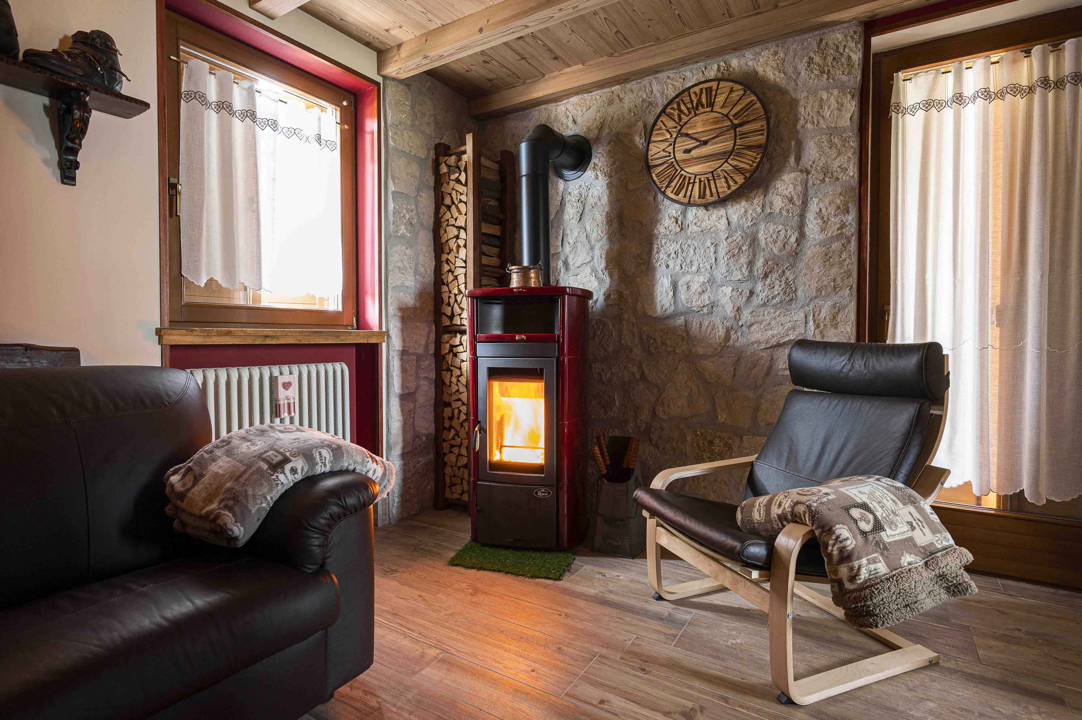 Schöne Wohnung aus Holz mit einem Heizofen in der Mitte