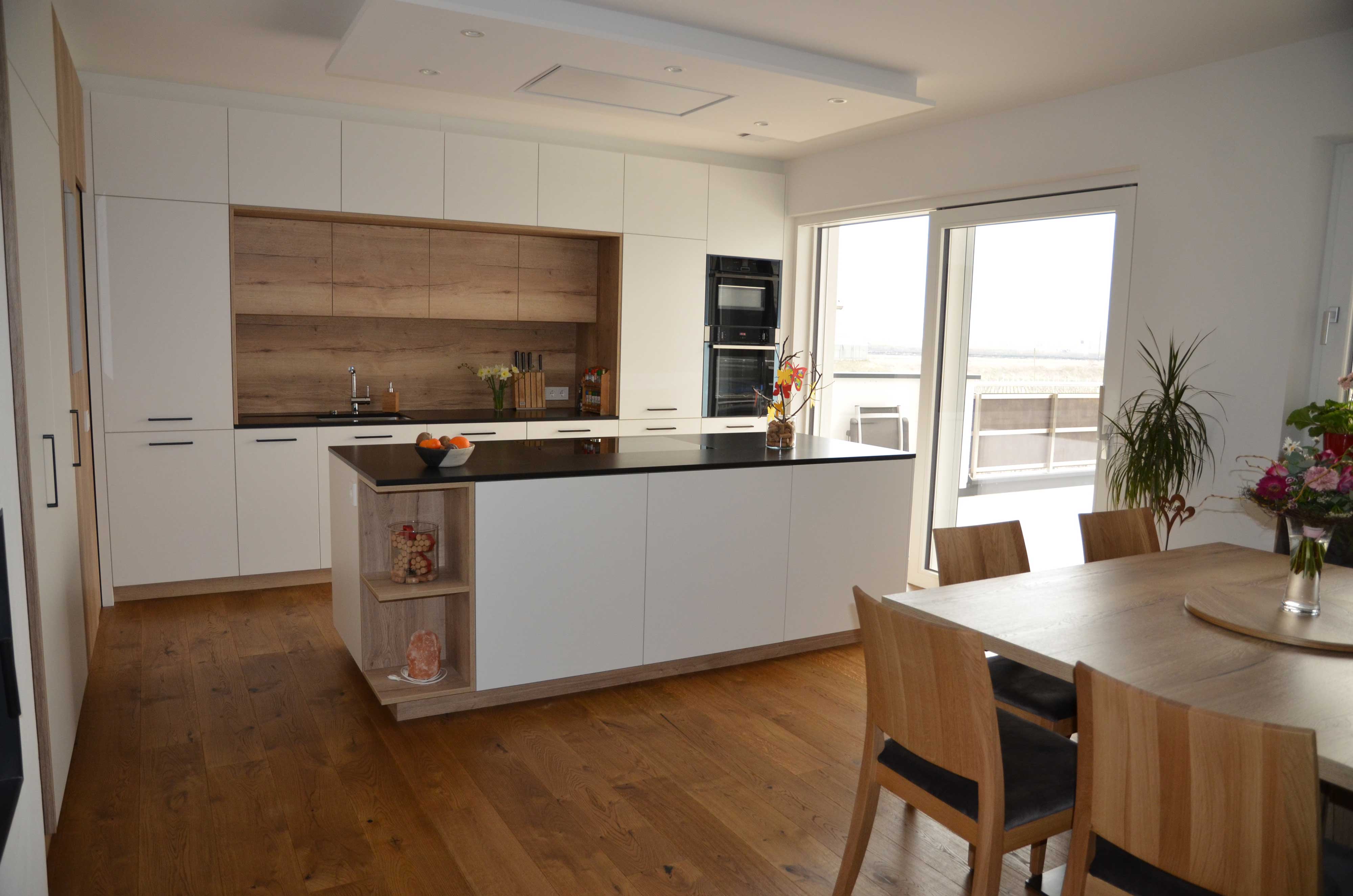 Schöne Küche aus Holz mit einer schönen Blumenstrauß in der Mitte