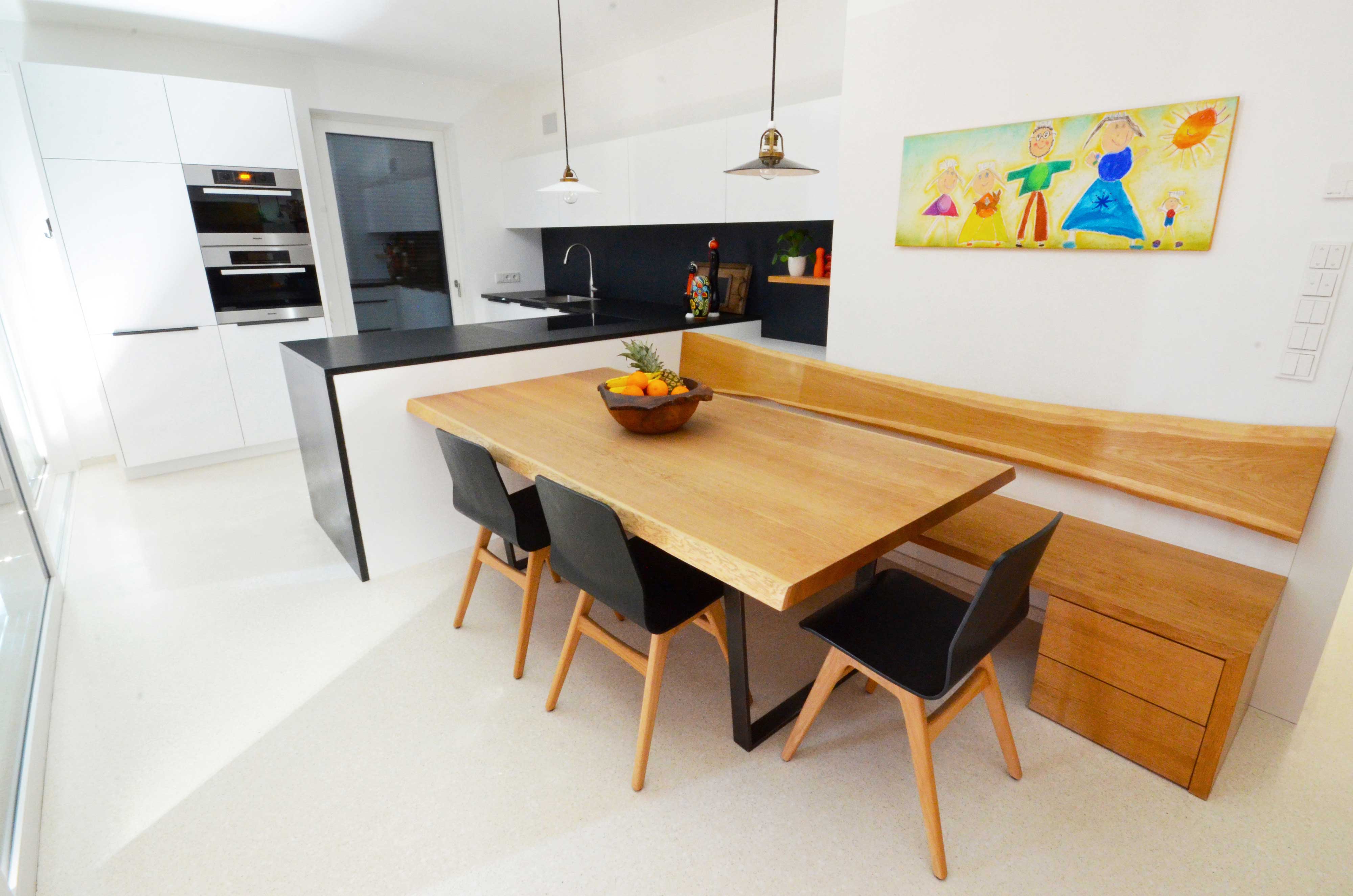 Ein schöner Tisch aus Holz